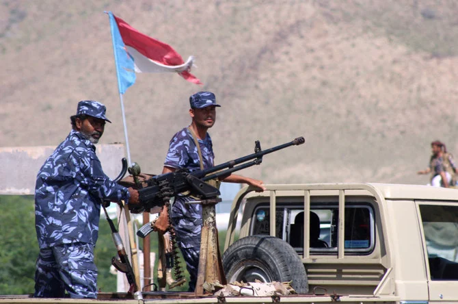 イエメン南部ハドラマウト州の検問所にて、重機関銃を搭載したトラックの荷台に立つイエメン治安部隊(AFP) 