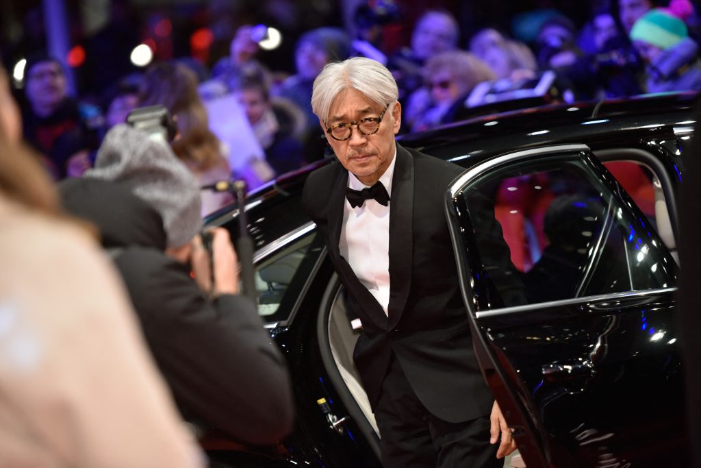 2018年2月24日、ベルリンで開催された第68回ベルリン国際映画祭の授賞式を前に、日本の音楽家、作曲家、審査員である坂本龍一がレッドカーペットに登場。(AFP)