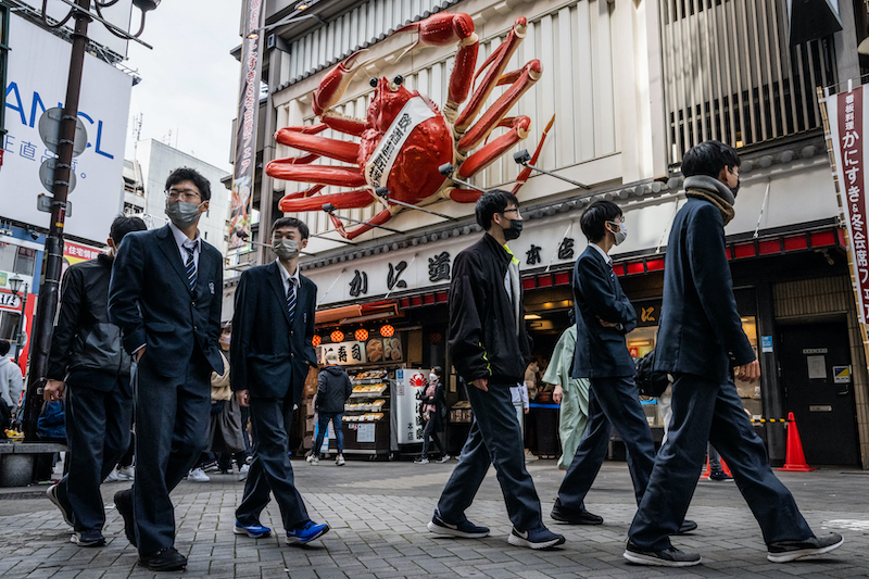 東京都は新たに１万４５４人の感染を確認。新規感染者は前週日曜日から１０８人増加した。(AFP)
