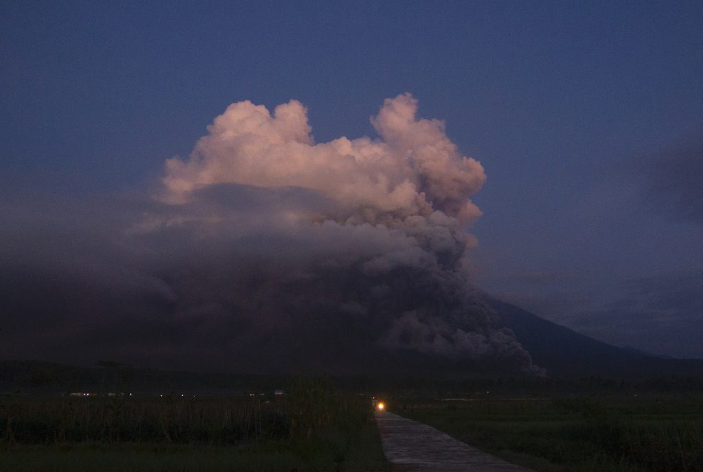 日本の気象庁は、大規模な火山噴火の後、日本に津波は予想されないと述べた. (AFP)
