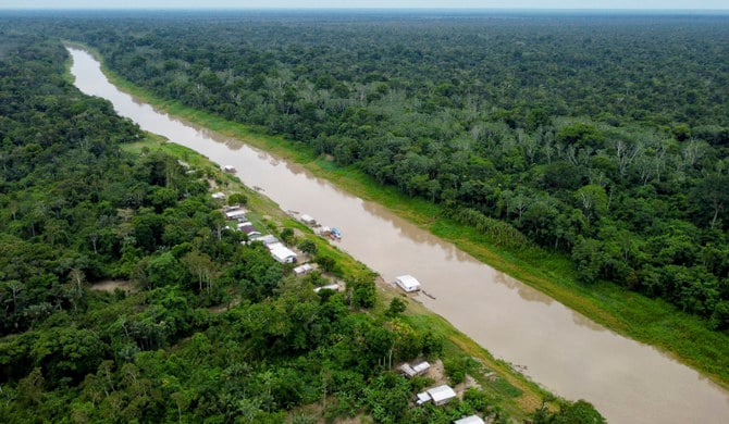 マミラウア「持続可能な開発保護区」に隣接するポルト・ピルムのコミュニティの空撮写真。ブラジル。（AFP）