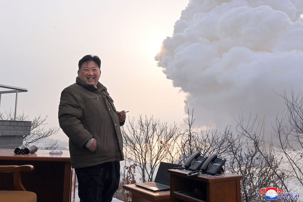 北朝鮮は偵察衛星の開発として、２月２７日と３月５日にも大陸間弾道ミサイル（ＩＣＢＭ）を発射した。(AFP)