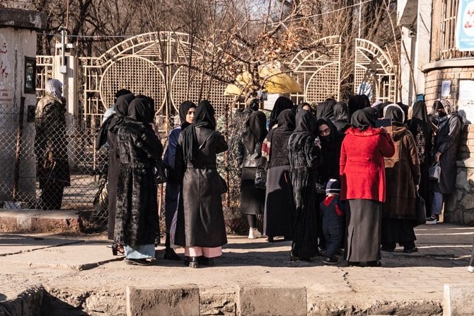 21日、タリバンの警備によりカブールの大学に入れなくなり、外に立つ女子大学生たち。（AFP通信）