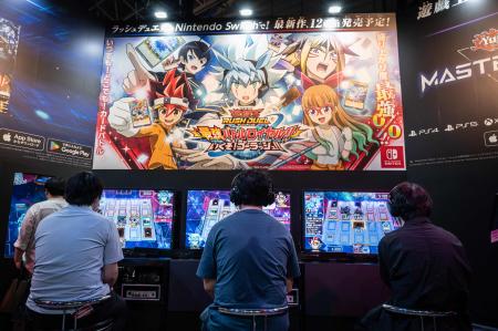 2022年9月15日に撮影されたこの資料写真の中では、千葉県で開催された東京ゲームショウの来場者たちが、テレビゲームをプレイしている。（AFP通信）