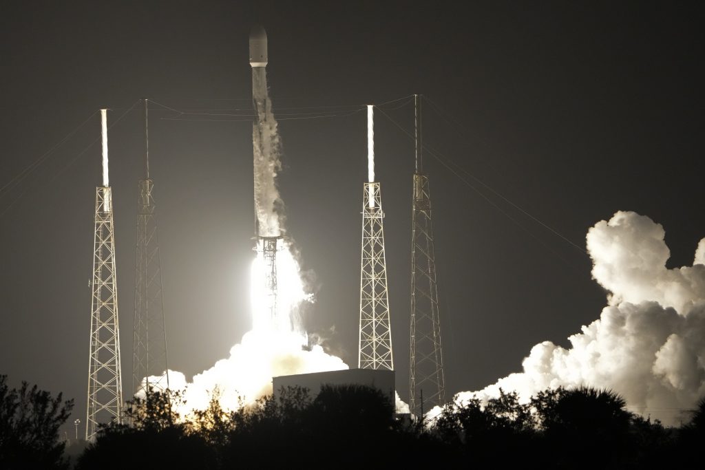 2022年12月11日、日本とアラブ首長国連邦の月面探査ローバー2台を含むペイロードを搭載し、米国フロリダ州のケープカナベラル宇宙軍基地第40発射施設から飛び立つスペースXの「ファルコン9」ロケット。（ファイルフォト/AP）