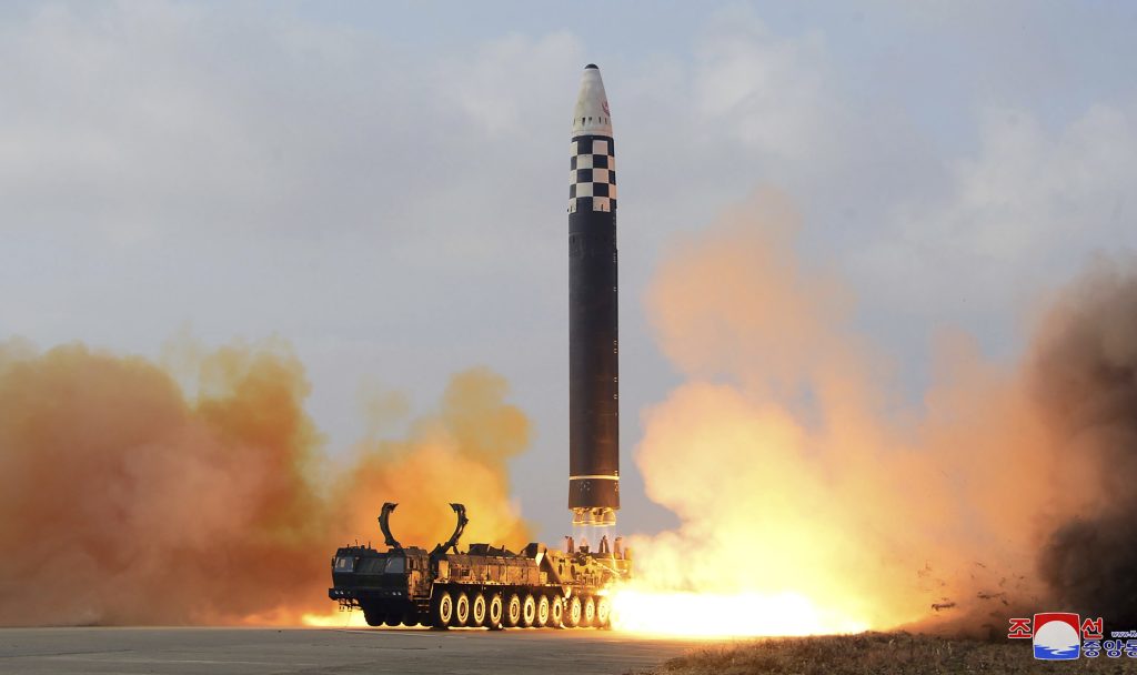 2022年11月18日、北朝鮮政府から提供された写真に、北朝鮮の平壌にある平壌国際空港で行われた、同国が「火星17型」と呼ぶ大陸間弾道ミサイルの発射実験が写されている。（ファイル／AP）
