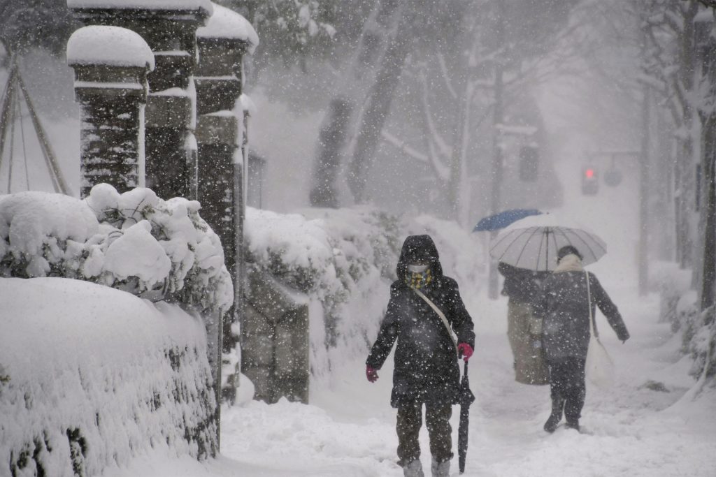 大雪の中を歩く人々、2022年12月23日、石川県金沢市、中部地方、日本。(ロイター)