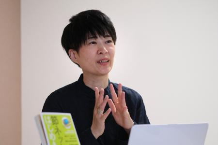 2022年6月7日に撮影されたこの写真は、ゲーム依存症の防止に関するセミナーを開催するグループと協力している石徹白未亜氏が、AFP通信のインタビュー中に話している姿を収めたものだ。(AFP通信)