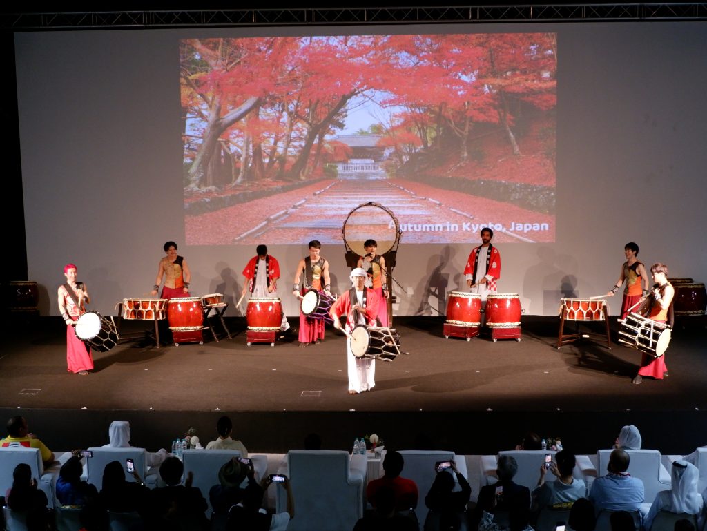 このイベントは、在UAE日本大使館により日本とUAEの外交関係樹立50周年を祝う文化的フィナーレとして企画された。