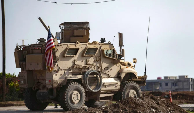 米軍が、トルコ国境に近いシリア北東部ハサカ県の田舎町ルメイランの近くを巡回している（2022年12月2日撮影）。（AFP） 