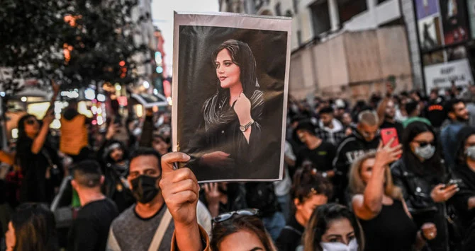 女性たちが先導する抗議デモは、テヘランでクルド系イラン人女性のアミニさん（22歳）が国の服装規定に違反した疑いで逮捕され死亡したことを機にイラン全土に広がっている。（AFP）