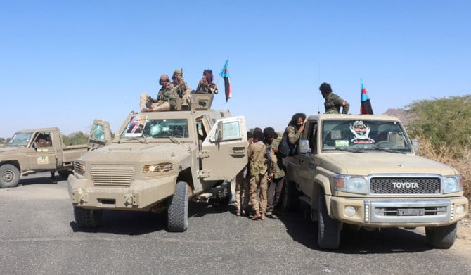 イエメンの親政府軍の兵士が、イエメン北東部マアリブ県アル・ジャウバの郊外で持ち場についている。（AFP）
