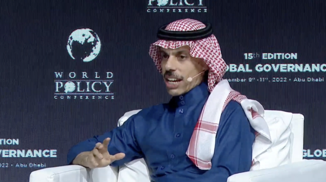 日曜日にアブダビで開催された世界政策会議の壇上でインタビューに答えるサウジ外相のファイサル・ビン・ファルハーン王子。（スクリーンショット）