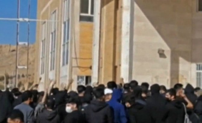イラン西部の都市ケルマーンシャーで、抗議運動の支援のためケルマーンシャー大学でスローガンを唱えるイランの学生たち。（ファイル/AFP）