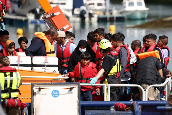 英仏海峡を渡ろうとして救助され、国境警備隊の船でドーバー港に到着した移民ら＝2022年8月24日、イギリス・ドーバーにて。（写真：ロイター）