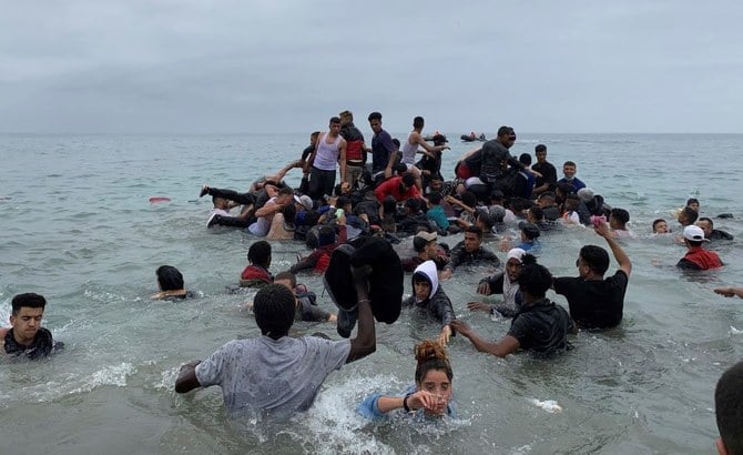 2021年5月18日、崩壊した船から北アフリカにあるスペインの飛び地セウタに向けて泳ごうとする移民たち。（EPA通信）