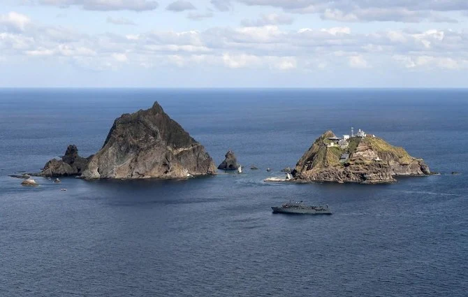上記写真の島は、韓国では独島、日本では竹島と呼ばれており、領有権が争われている。（海洋警察庁/AFP資料写真）