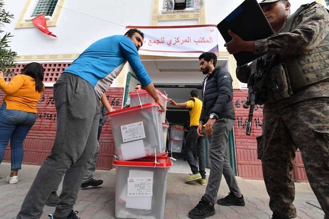 チュニス近郊のアリアナ地区にて、投票箱を軍のトラックに積み込み投票所まで運ぶ職員たち。（AFP）