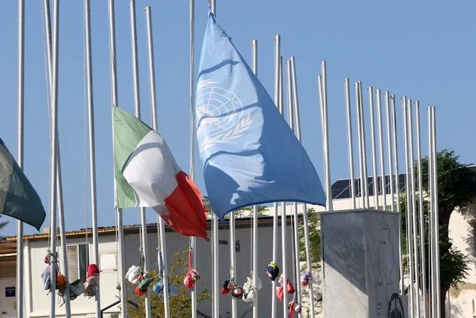 2022年12月16日、レバノン南部の町ナコウラのUNIFIL 本部でアイルランド国旗と国連の旗が、半旗として掲げられている。（AFP）