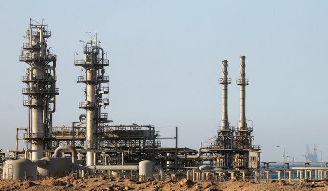 スエズの砂漠の道から見たガス工場。2020年9月1日、エジプトのカイロ郊外。（ロイター）