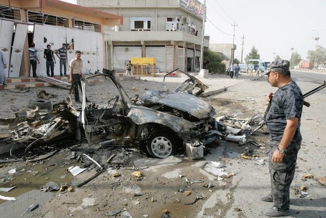 15日、バグダッドから北に250キロの所にあるキルクークで、治安要員が自動車爆弾攻撃が行われた現場を調査している。（ロイター）