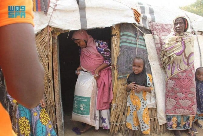 サルマン国王人道援助救援センター（KSRelief）は16日、食品詰め合わせバスケット2007個をナイジェリアの避難民に配布した。（SPA）