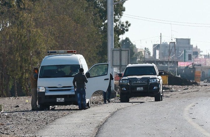 警察幹部が射殺された数時間後、暴動現場から証拠を収集する鑑識チーム＝2022年12月16日、ヨルダン南部の都市マーン（AFP）