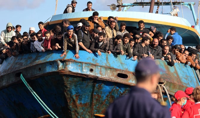 2022年11月22日、救助活動の後、クレタ島南西部のパレオコラの町で救助され、ボートに乗っている難民と移民。（AFP/資料写真）