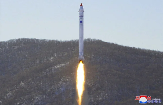 北朝鮮の朝鮮中央通信（KCNA）が2022年12月19日に公開した、この撮影日不明の写真に写っているのは、偵察衛星の開発と関係がある実験と思われるものの様子。（ロイター）
