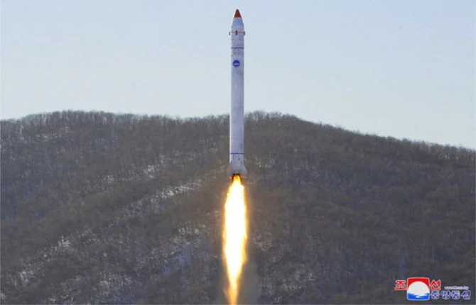 北朝鮮の朝鮮中央通信(KCNA)が2022年12月19日に公開した、この撮影日不明の写真に写っているのは、偵察衛星の開発と関係がある実験と思われるものの様子。(ロイター)