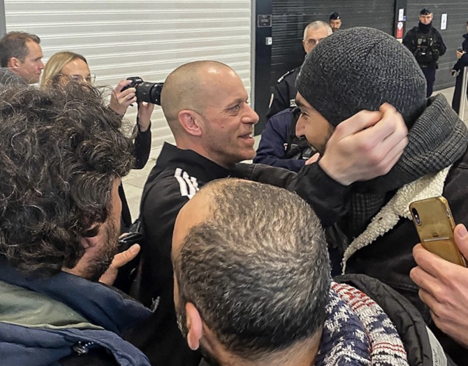 イスラエルから追放されパリ＝シャルル・ド・ゴール空港に到着した、パレスチナとフランスの二重国籍を持つ弁護士のサラー・ハモウリ氏（中央）。2022年12月18日。（AFP）