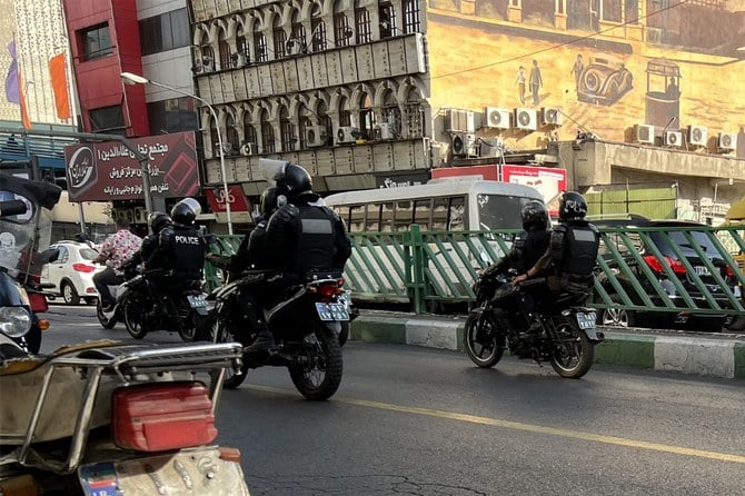 AFPがイラン国外で入手した写真。首都テヘランでパトロールするイラン警察が写っているという。（ファイル/AFP）