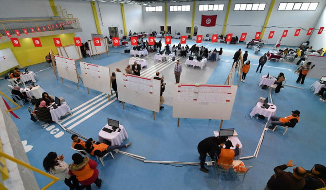 2022年12月18日、チュニスでチュニジアの選挙管理委員会のメンバーが開票作業を行っている。権力を奪われた議会の選挙に対し有権者が非常に冷淡な態度を示した翌日である（AFP）