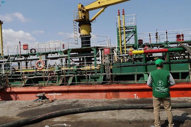  サウジ・イエメン開発復興プログラムにより、マフラ県に新たな石油派生品が届けられる。（サウジ通信社）