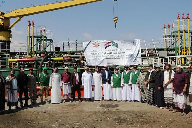  サウジ・イエメン開発復興プログラムにより、マフラ県に新たな石油派生品が届けられる。（サウジ通信社）