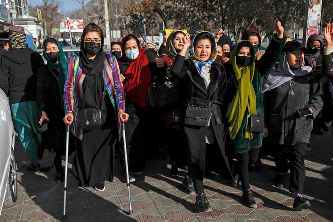 女性の大学教育禁止に対する抗議行動でスローガンを唱えるアフガニスタンの女性たち。2022年12月22日木曜日、アフガニスタンのカブールにて(AP)