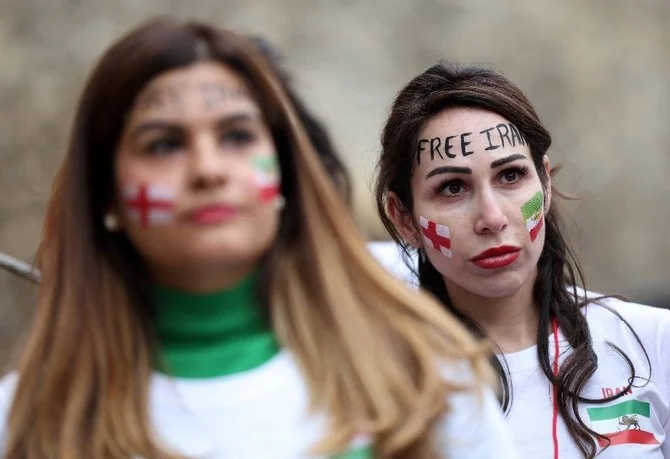 英国系イラン人女性が、国会議事堂に向かい合って行なわれた抗議行動に参加。（ファイル/AFP）