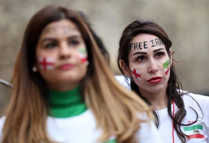 英国系イラン人女性が、国会議事堂に向かい合って行なわれた抗議行動に参加。(ファイル/AFP)