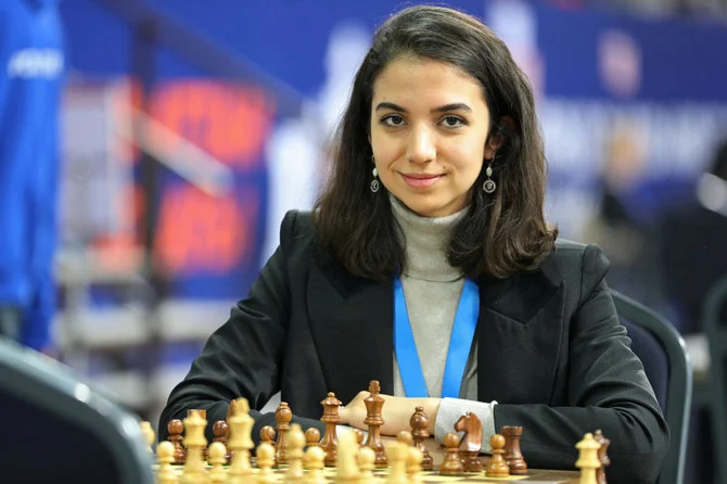 チェス盤の前に座るイランのサラ・カデム選手（ロイター）