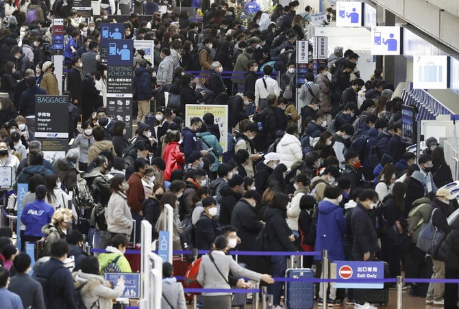 中国と日本の直行便は当面、日本の主要4空港に限定される予定だ＝上、2022年12月29日、東京都・羽田空港（写真：Kyodo News via AP）
