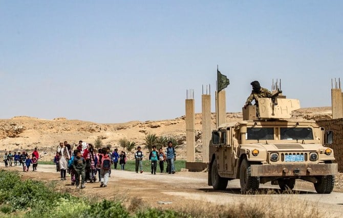 上、2021年3月24日、シリア北部のデリゾール県バグズで警備に当たるクルド人主導のシリア民主軍の戦闘員たち。 （AFP）