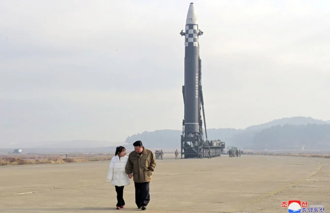 北朝鮮中央通信（KCNA）が2022年11月19日に公開した日付のない写真において、大陸間弾道ミサイル（ICBM）の発射台から歩み去る北朝鮮の指導者金正恩と娘（ロイター）。