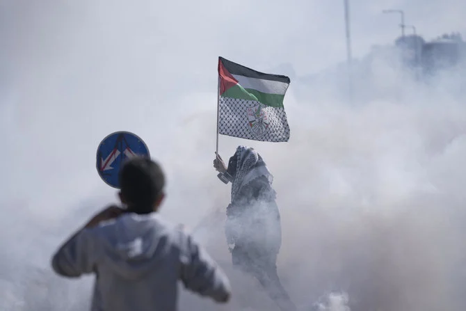 イスラエルによるパレスチナ自治区占領に関しては、裁判所への意見要請決議が、総会で87票の賛成を得て採択された。（AP通信）