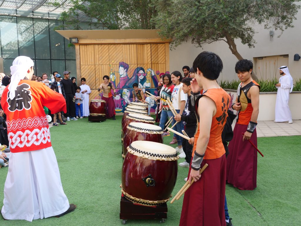 このイベントは、在UAE日本大使館により日本とUAEの外交関係樹立50周年を祝う文化的フィナーレとして企画された。