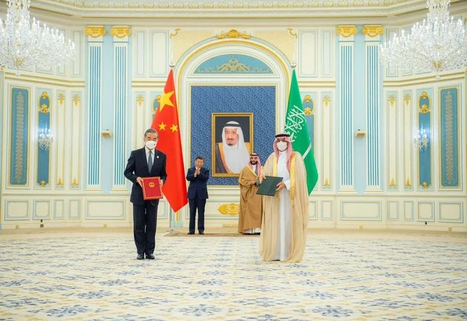 サウジアラビアのムハンマド・ビン・サルマン皇太子は、リヤドで中国の習近平国家主席を迎えた。(サウジ国営通信)