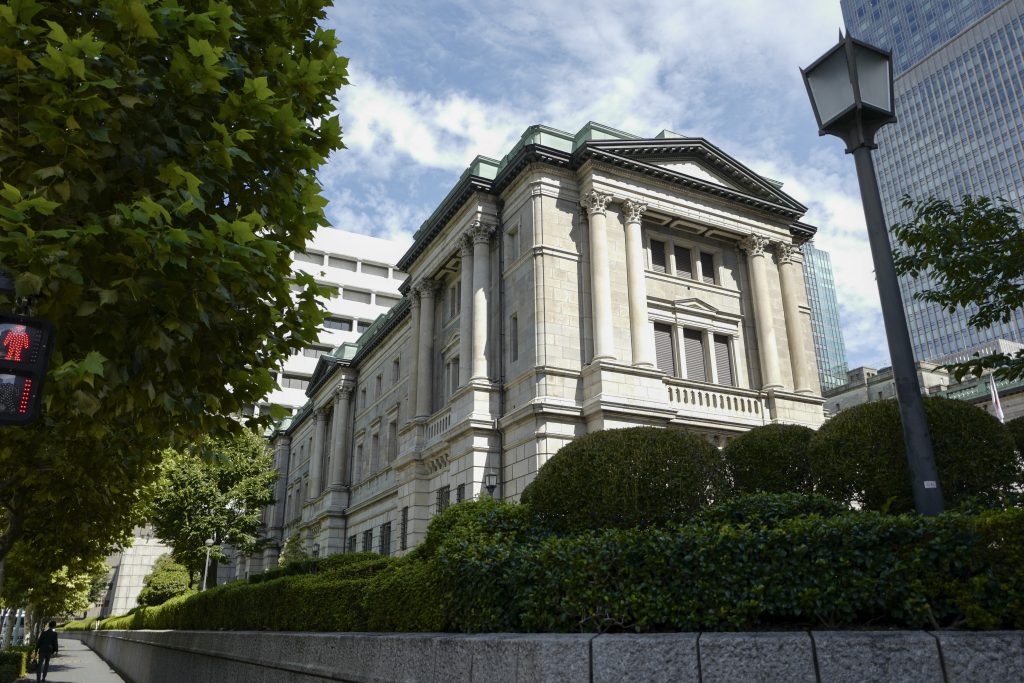 日本政府は、2013年の日銀との共同声明について、来年の改定を検討する。（AFP）