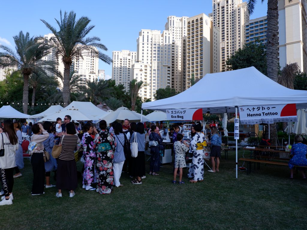 ドバイのジャパン・フェスティバルでは、日本のアクティビティやパフォーマンス、食べ物など、さまざまな催しが開催された。（ANJ写真）