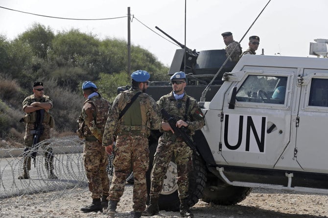 イスラエル北部ロシュハニクラとの国境沿いにあるレバノン南部ナクラに駐留しているレバノン軍兵士と国連レバノン暫駐留軍（UNIFIL）兵士。（2022年10月27日撮影）（資料写真/AFP）