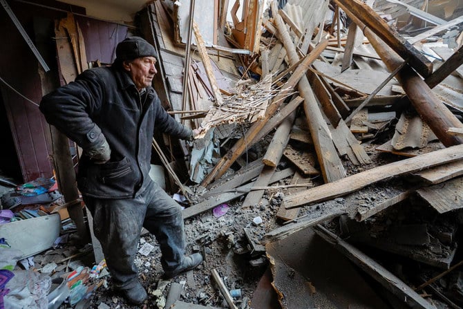 ロシアによるウクライナ侵攻で爆撃を受け、激しく損壊したアパートの自室で瓦礫の中に佇む地元住民セルゲイさん。2022年12月13日、ロシア支配下にあるウクライナドネツク州のホルリフカ （ゴルロフカ）市にて。（ロイター）