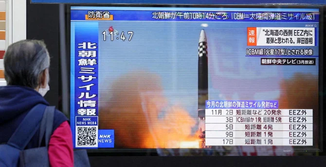 東京で、北朝鮮が弾道ミサイルを発射したという報道映像を見つめる通行人（ロイター）